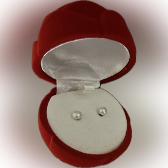 Avon Vintage 2005 Freshwater Pearl Stud Earrings in Red Rose Flower and Box - Picture 5 of 7